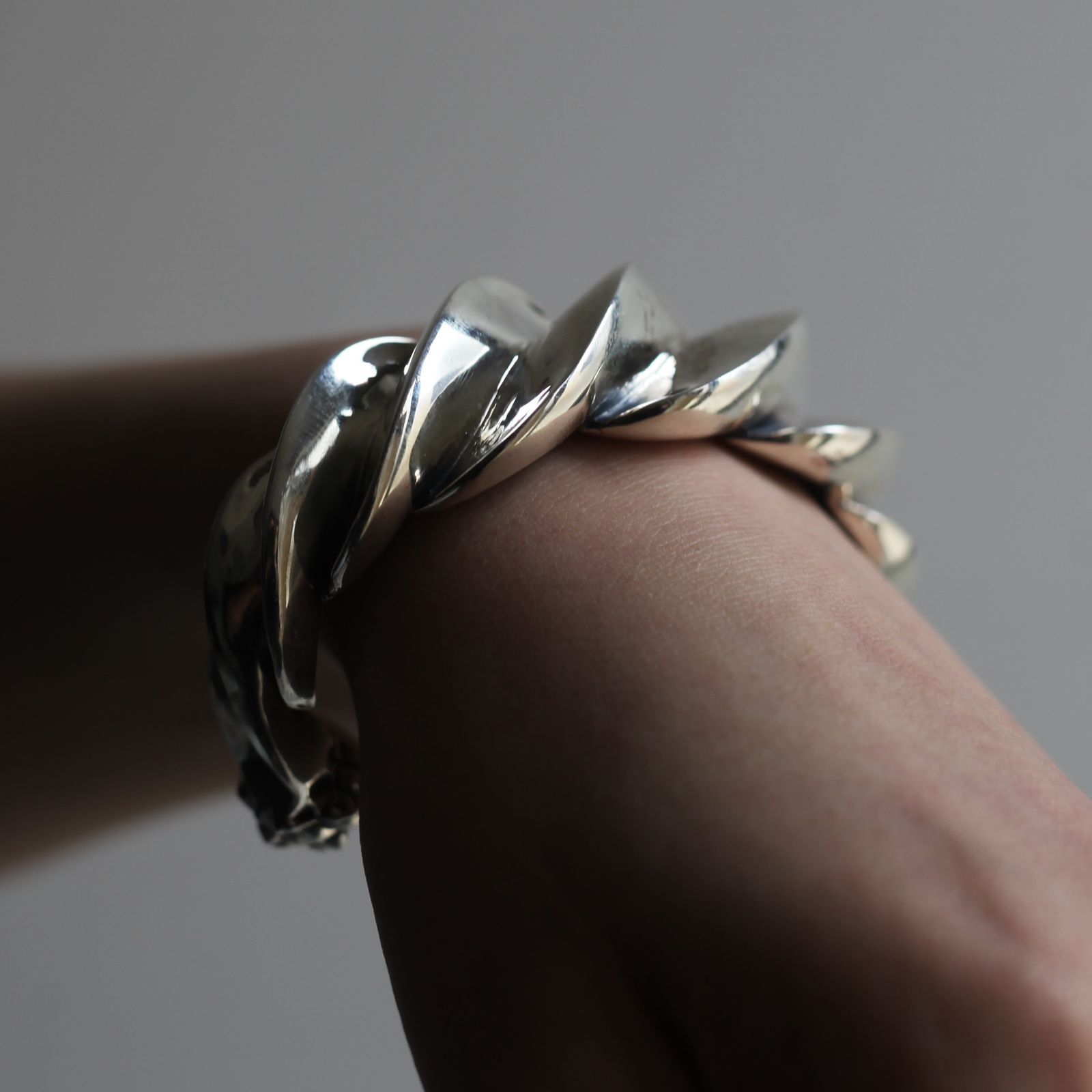 NATURAL INSTINCT - 【お取り寄せ注文可能】Twist Angle Bangle(SILVER) | ACRMTSM ONLINE  STORE