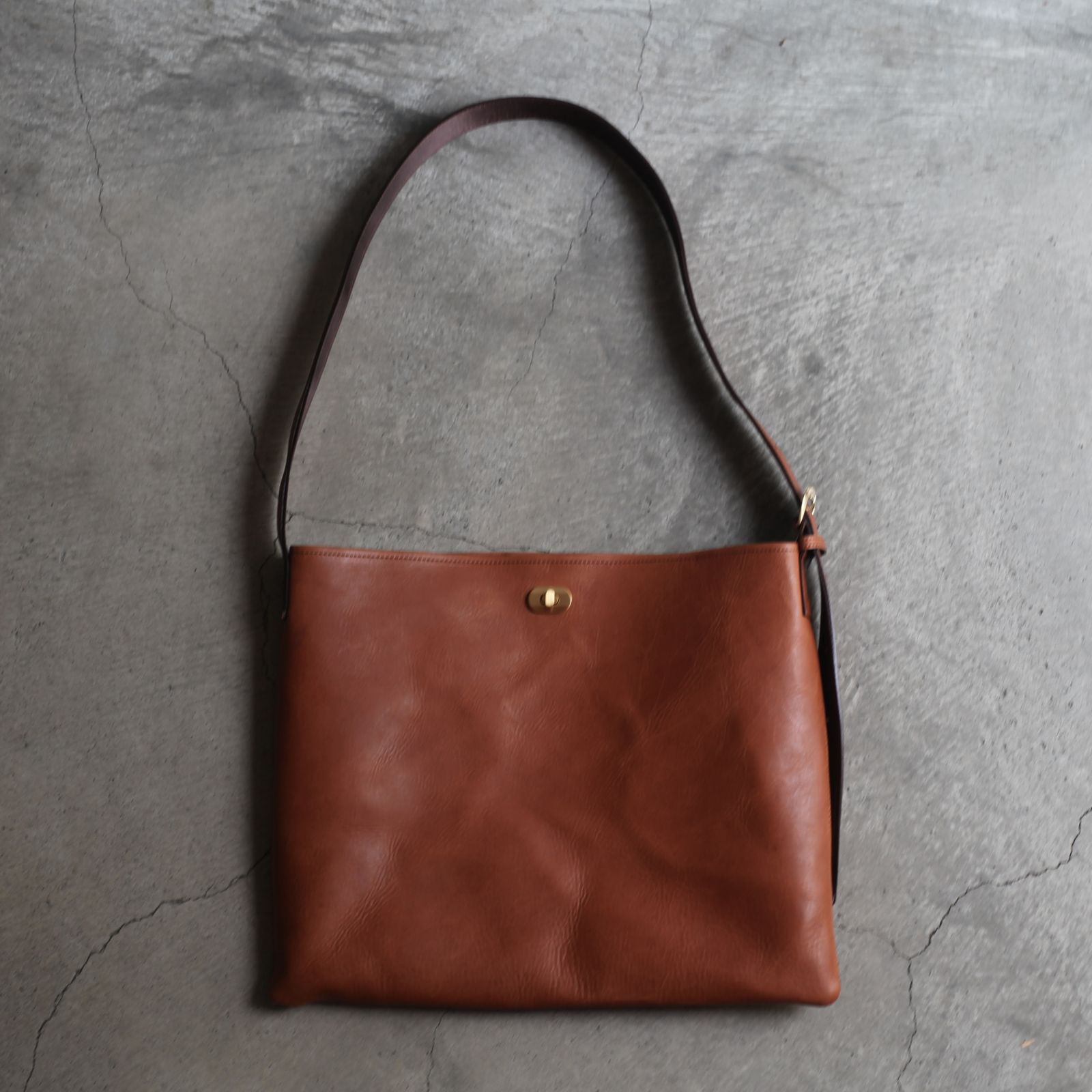 Hender Scheme - 【残り一点】Twist Buckle Bag_M(DARK BROWN