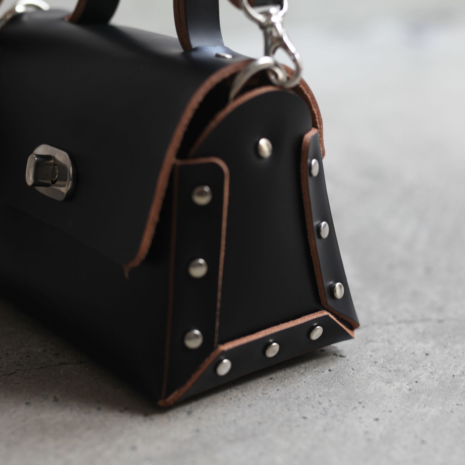 【次回入荷9月下旬予定】Assemble Hand Bag Flap_S(BLACK)