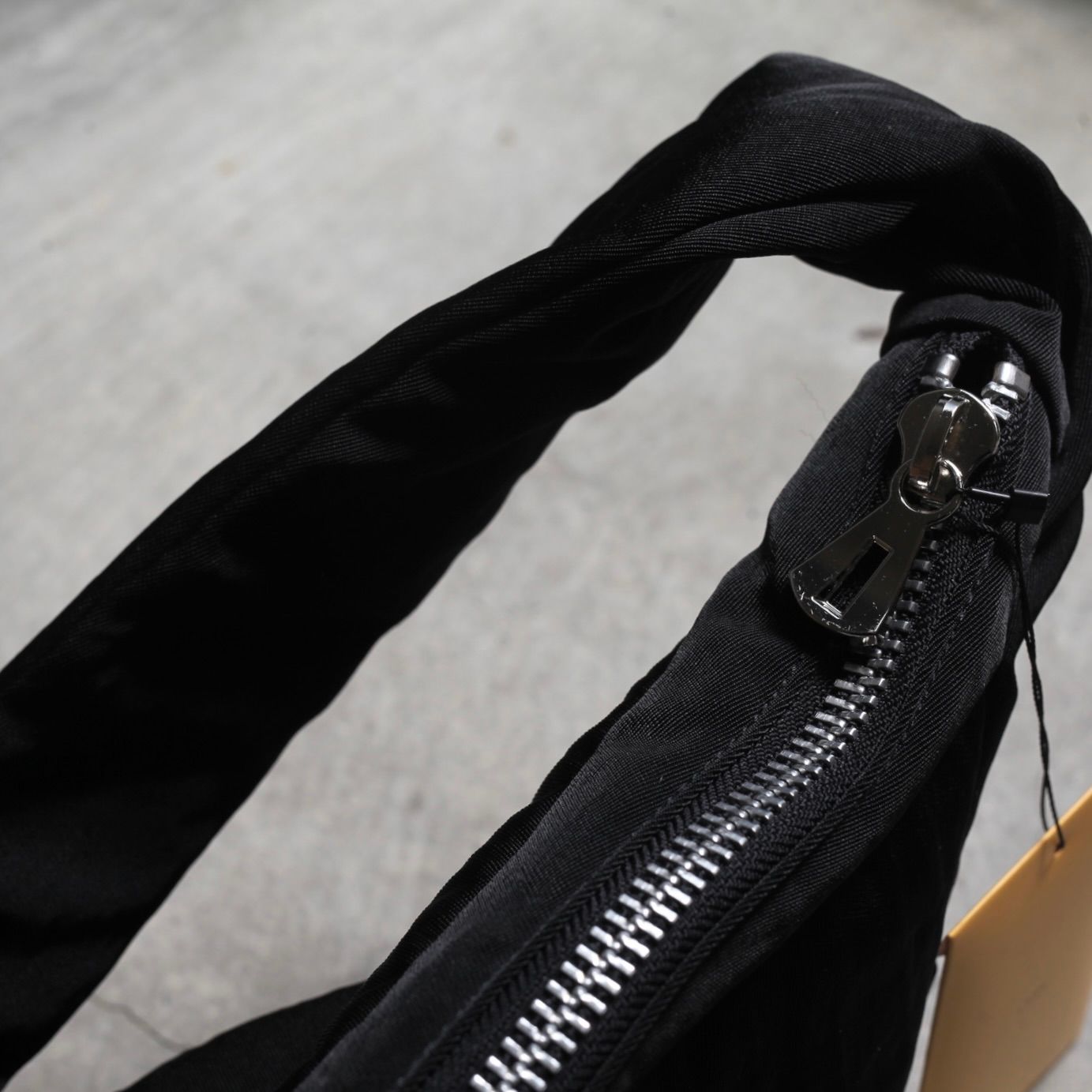 【再販売通知受付可能】Annie Puffer Mini Moon Bag(CERATO BRIGHT)