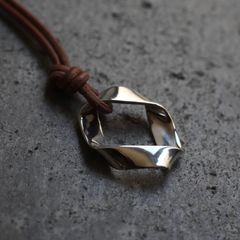 【残りわずか】Twist Curve Leather Necklace(BEIGE LEATHER×SILVER)
