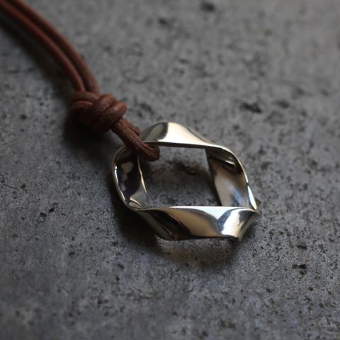 【残りわずか】Twist Curve Leather Necklace(BEIGE LEATHER×SILVER)