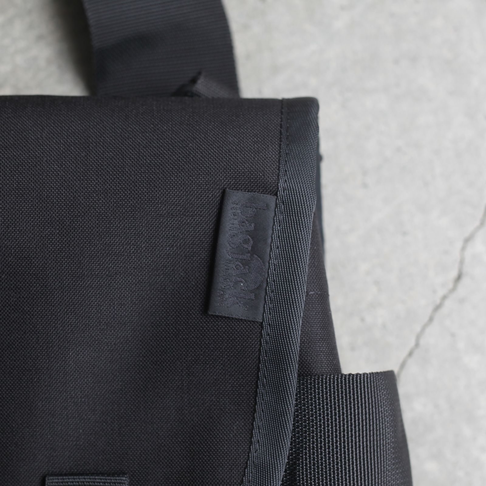 【再販売通知受付可能】Messenger Bag (KINKY)