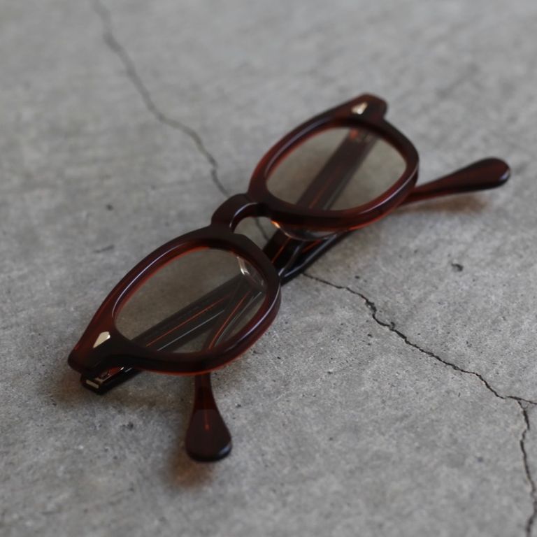 レンズ：LIGHT BROWN