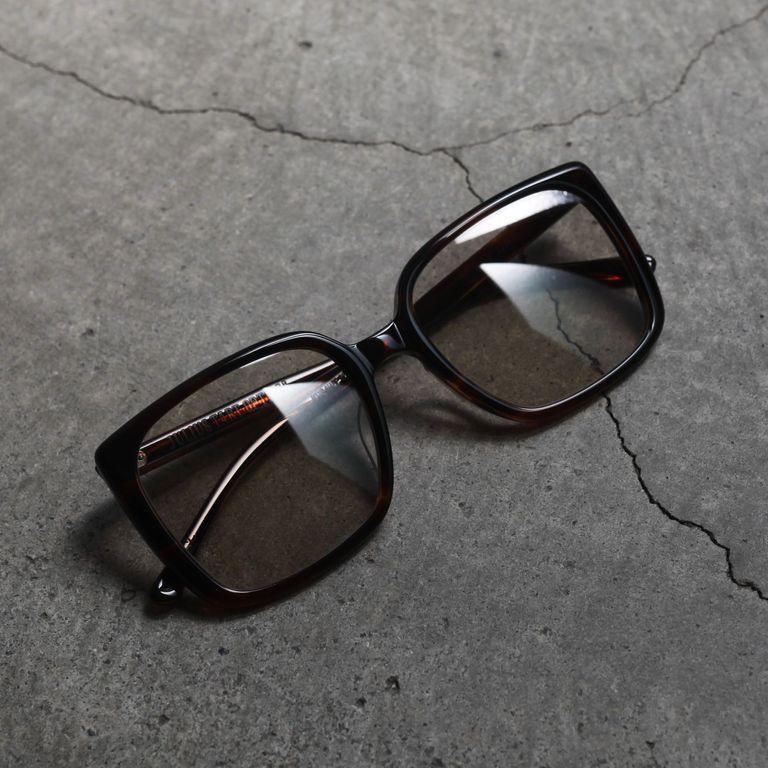 レンズ : LIGHT BROWN