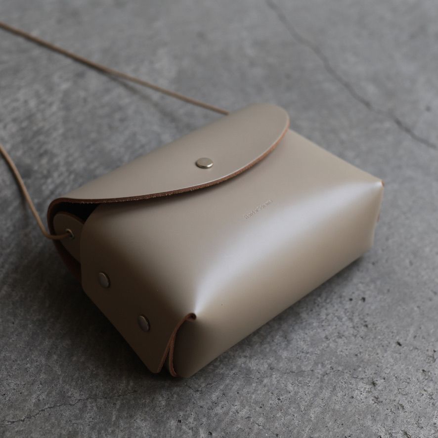 【次回入荷9月下旬予定】Assemble Borsetta Wide(BEIGE)