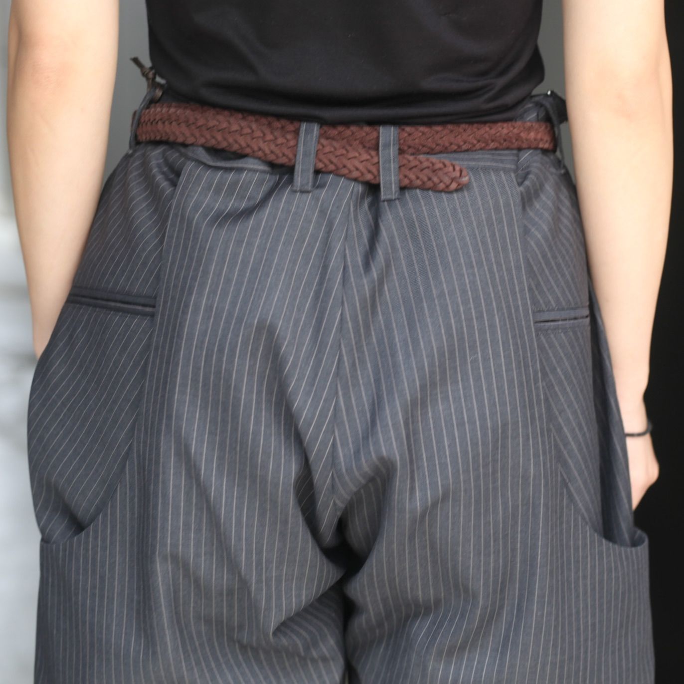 NVRFRGT - 【残り一点】Pinstriped 2tuck Curved Leg Trousers