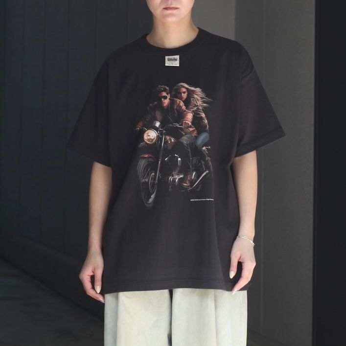 【残りわずか】"Avec Bikers" H-S Tag Tee