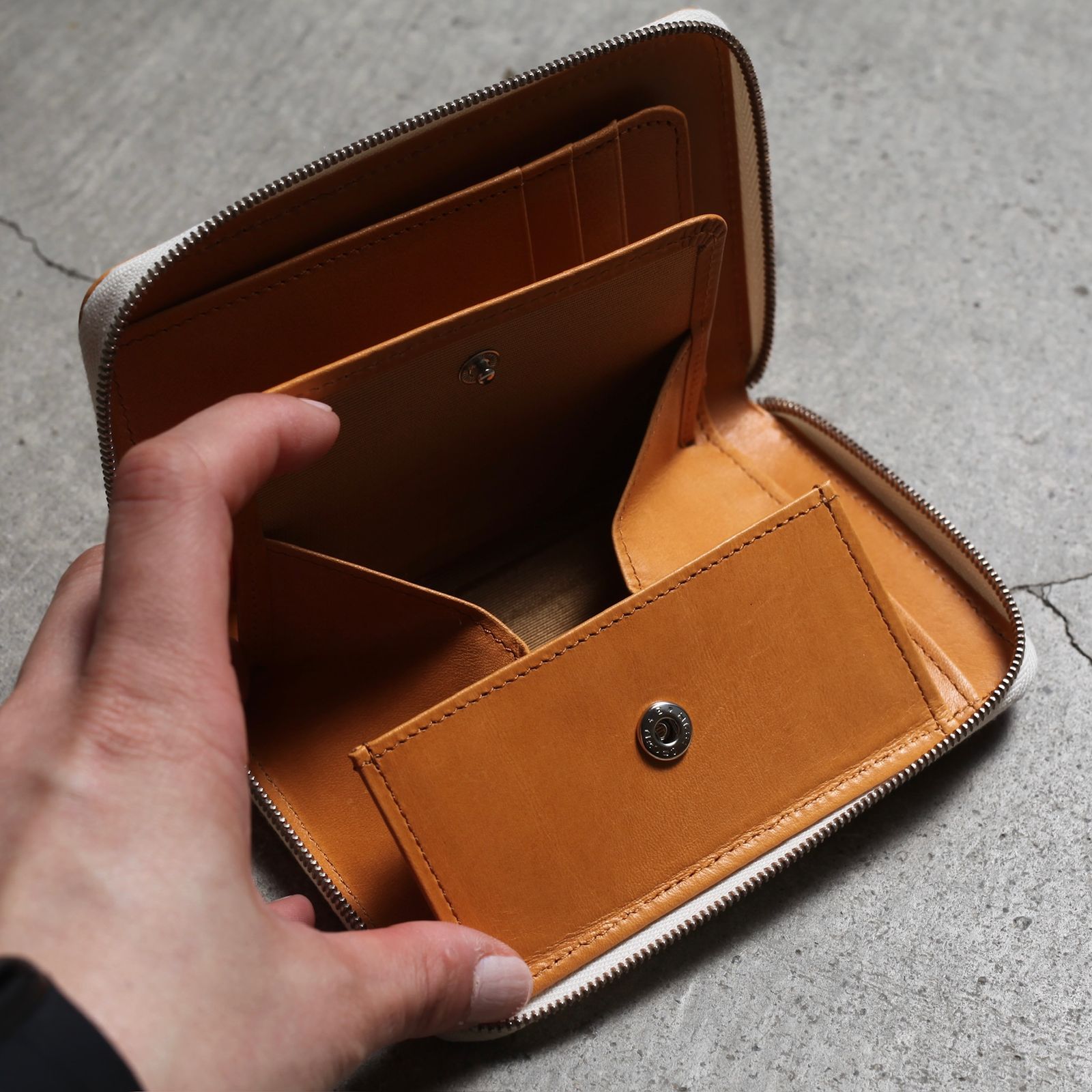 【残り一点】Round Midle Purse(KIP)