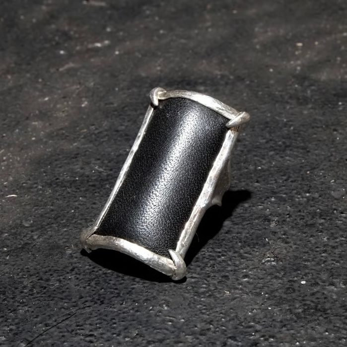 【お取り寄せ注文可能】Leather Picture Ring