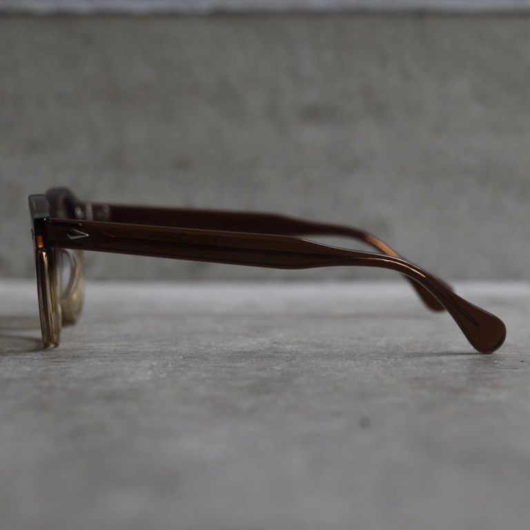 レンズ : LIGHT BROWN
