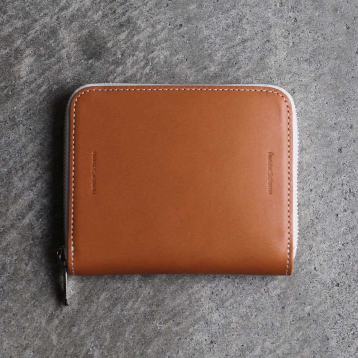 【再販売通知受付可能】Square Zip Purse(TAN)