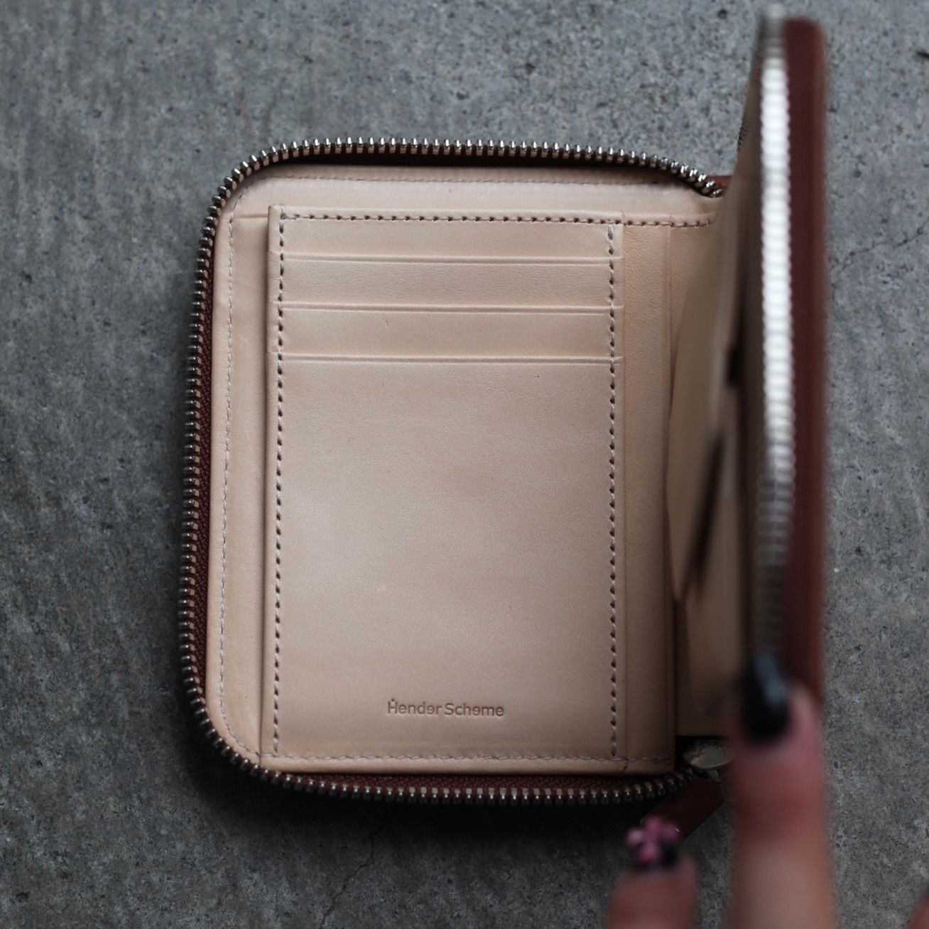 【再販売通知受付可能】Square Zip Purse(TAN)