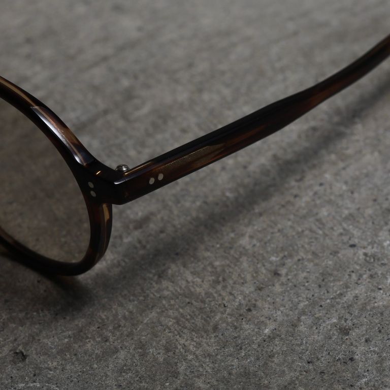 レンズ : LIGHT BROWN