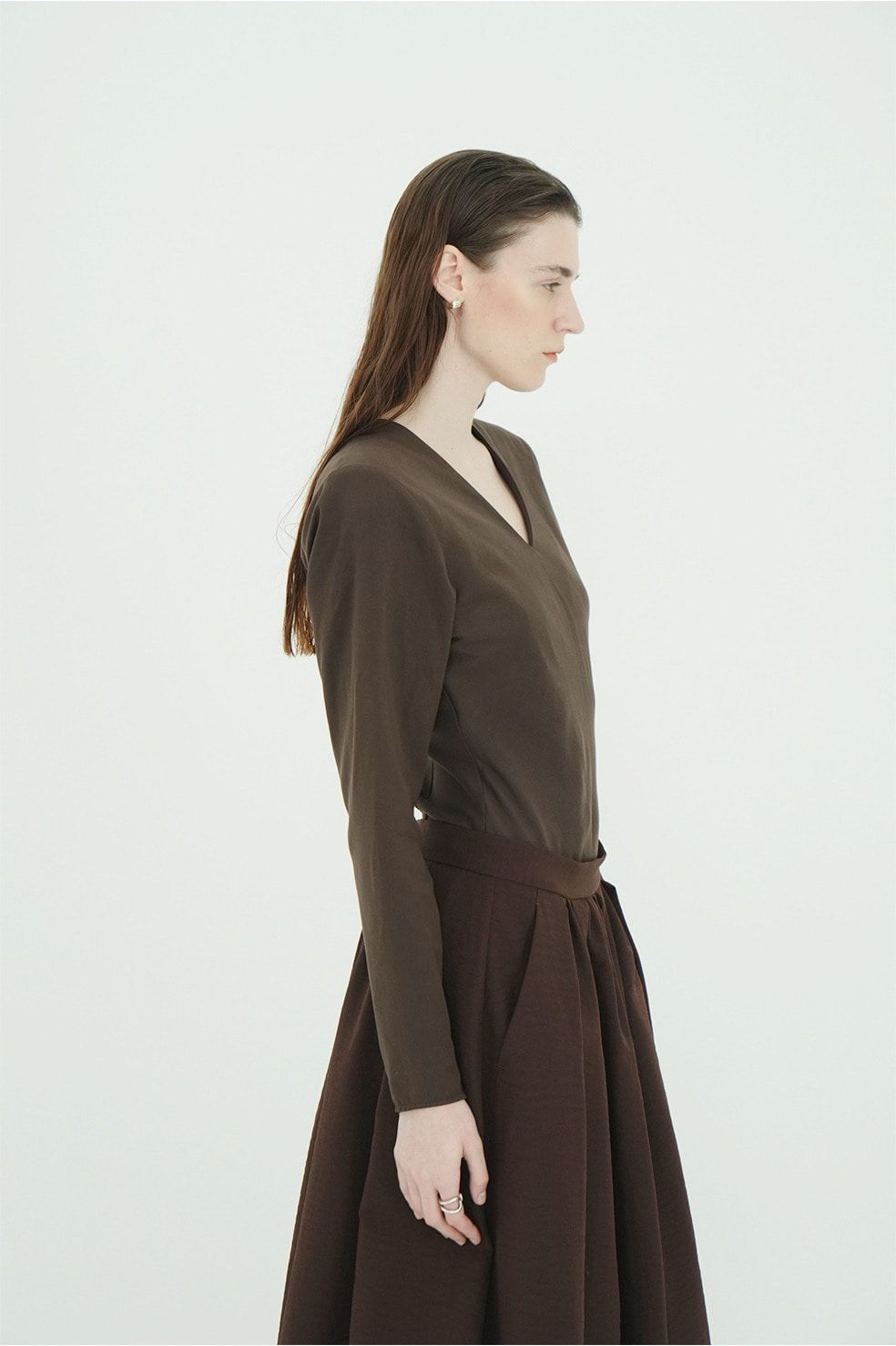 ブイネックボディスーツ - V NECK POWER SHOULDER BODYSUIT(BROWN)