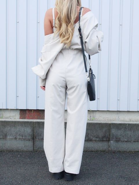 女性らしいデザイン CLANEのカシュクールオールインワン