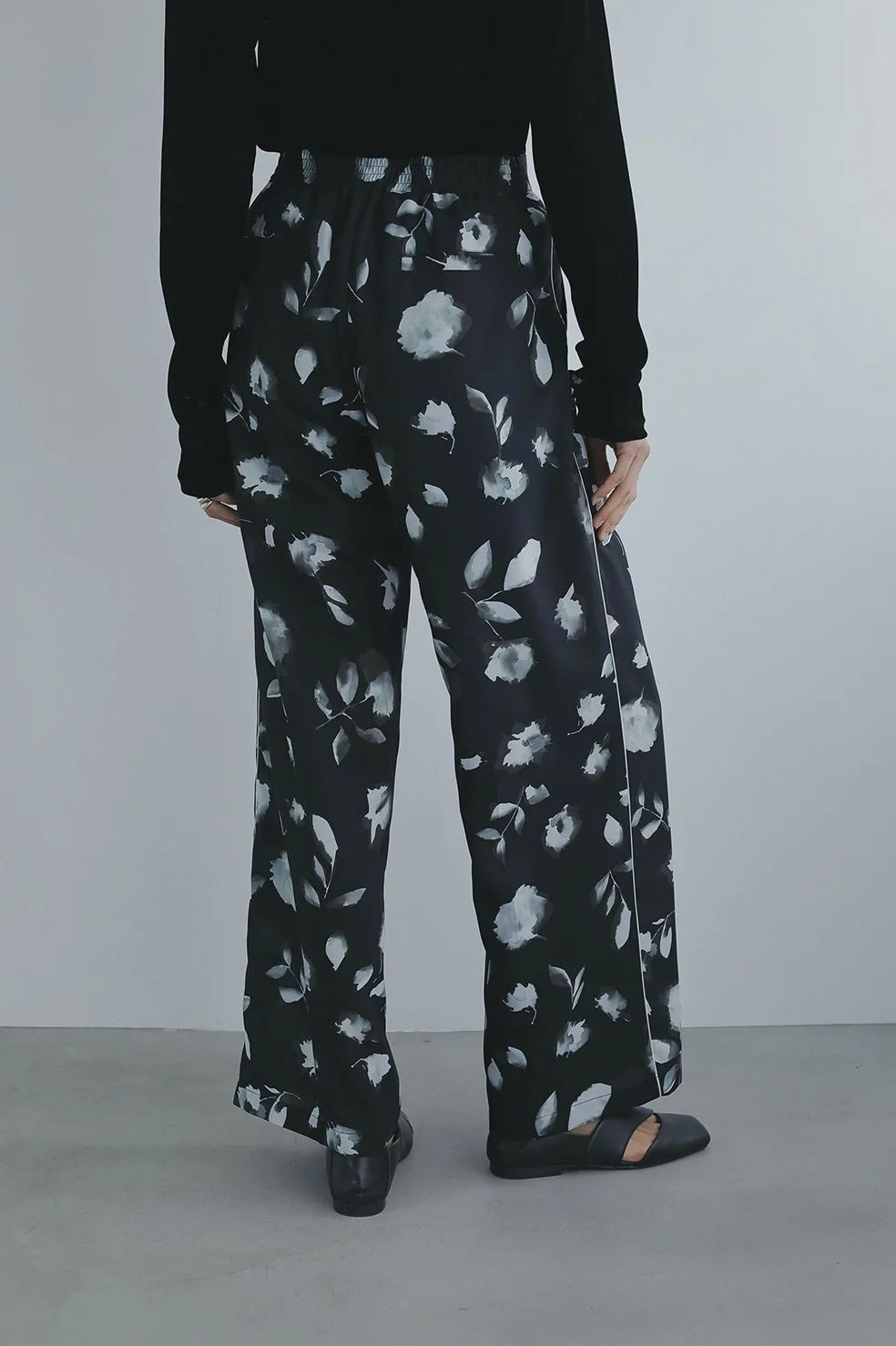 フラワーワイドパンツ - BLURRED FLOWER WIDE PANTS - BLACK