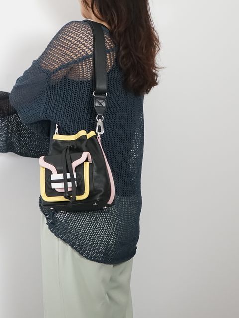 抜け感のあるETREのニットは女性らしさを加えて