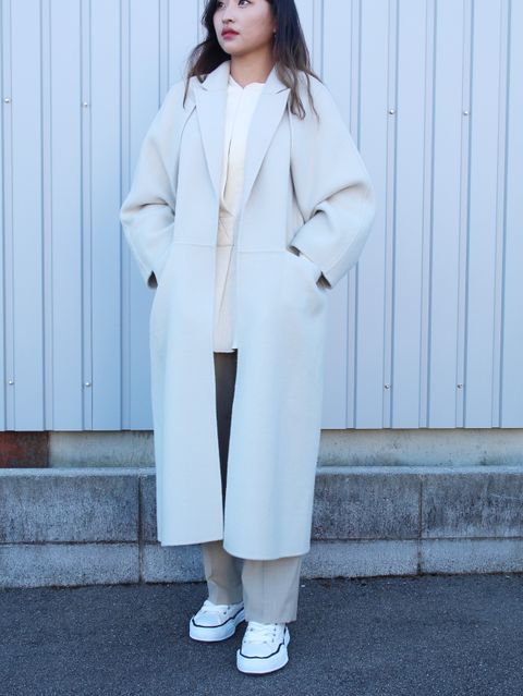 ベージュのコートで女性らしさ感じるエトレの新作コーデ