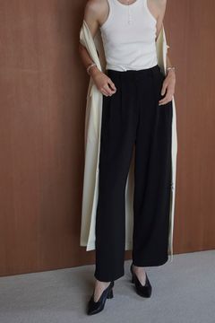コクーンシルエットが女性らしETREの新作コートスタイル