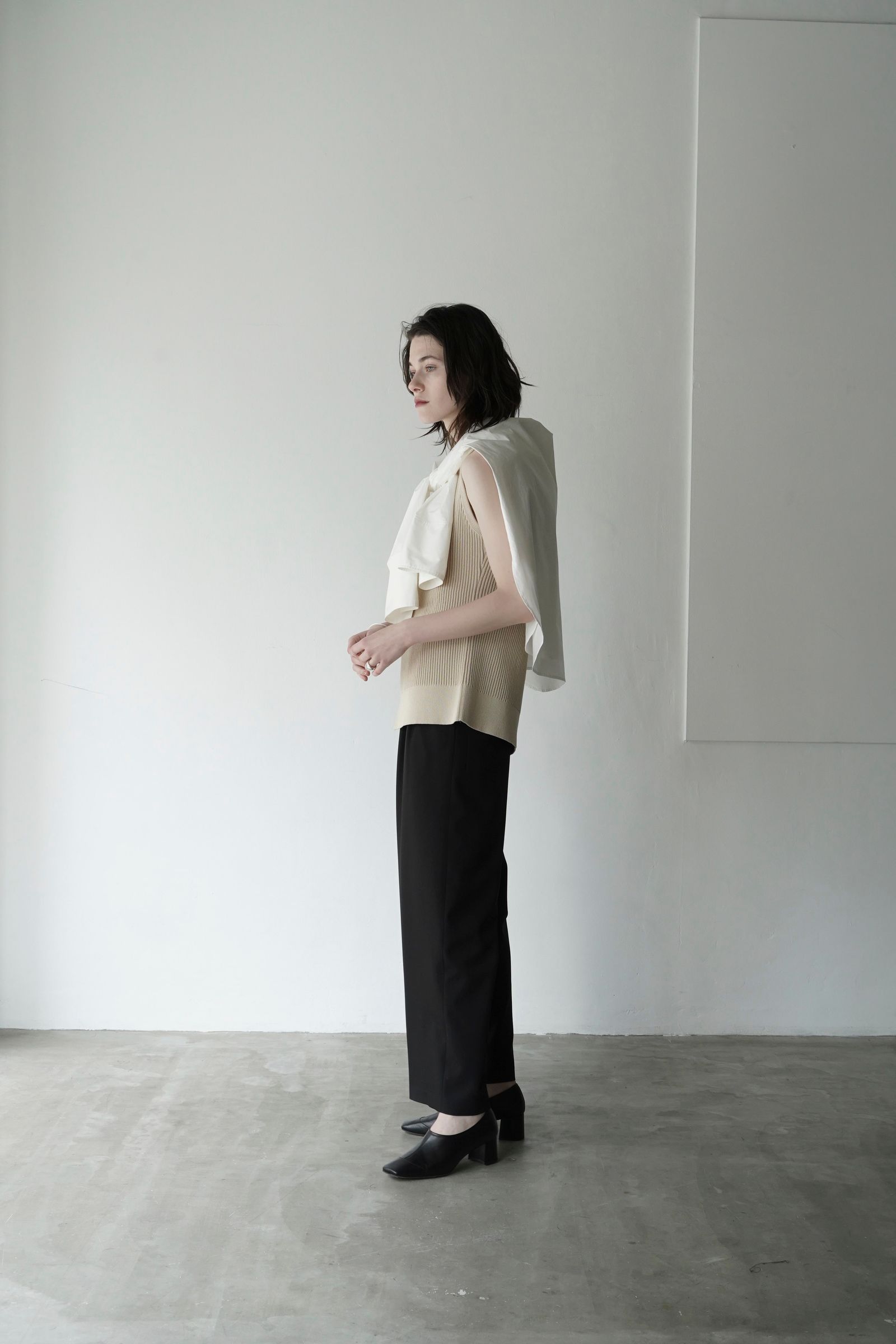SLANT CUT NO SLEEVE KNIT TOPS - IVORY