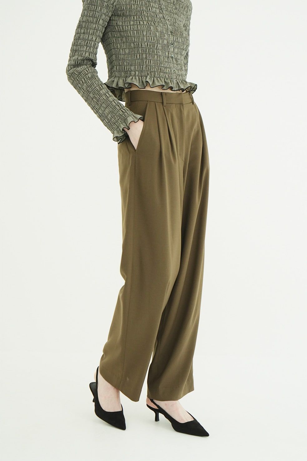【26AW】ベーシックタックパンツ - BASIC TUCK PANTS (KHIKI)