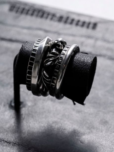 ディスプレーマット - display for five rings, bent nails (25x13cm)