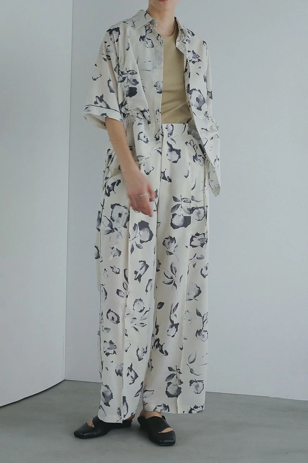 フラワーワイドパンツ - BLURRED FLOWER WIDE PANTS - IVORY