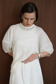 メッシュ フォーム  スリーブ ブラウス - MESH FORM SLEEVE BLOUSE - WHITE