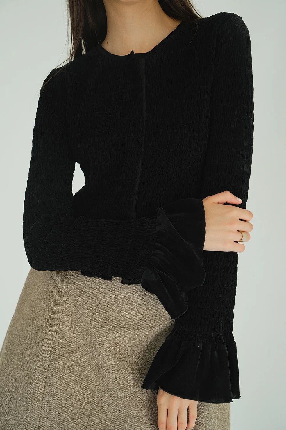 シャーリング デザイン ブラウス - SHIRRING DESIGN BLOUSE (BLACK)