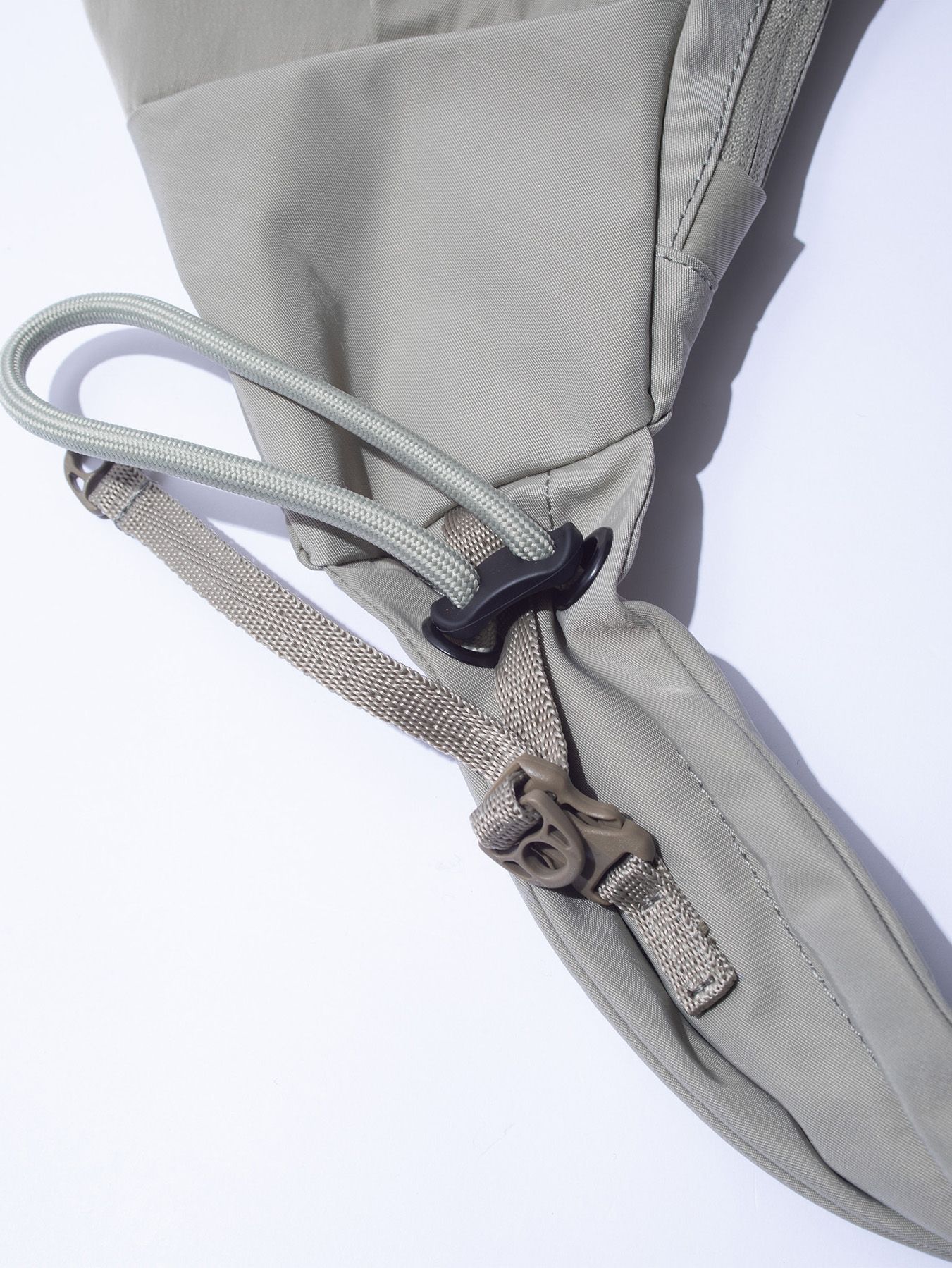 テクスチャード ツイル ボディバッグ  / TEXTURED TWILL BODY BAG （BEIGE)