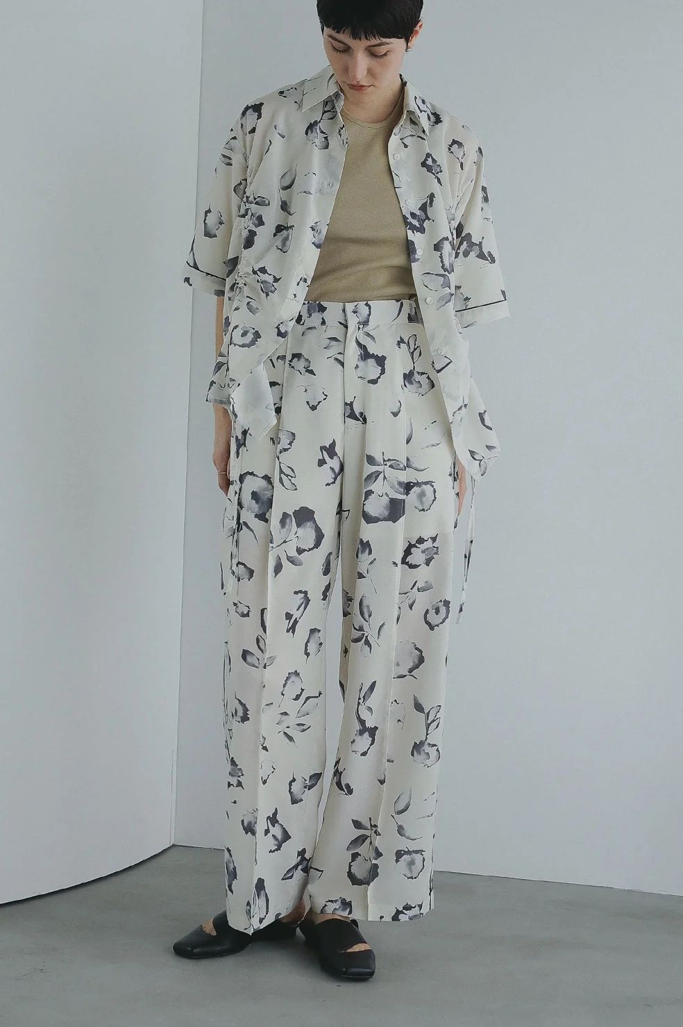 フラワーワイドパンツ - BLURRED FLOWER WIDE PANTS - IVORY