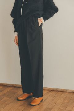 ふんわりと柔らかいETREの新作ニットスタイル