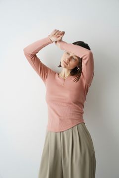 ソフト リブ ブイネック トップス - SOFT RIB V NECK TOPS - PINK