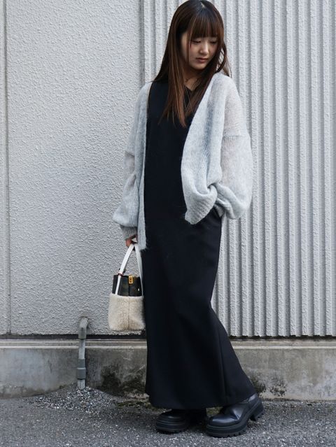 リラックス感がありつつも女性らしいETREの新作コーデ