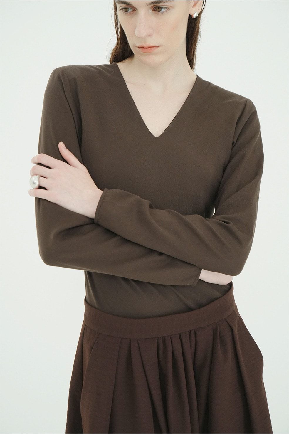 ブイネックボディスーツ - V NECK POWER SHOULDER BODYSUIT(BROWN)