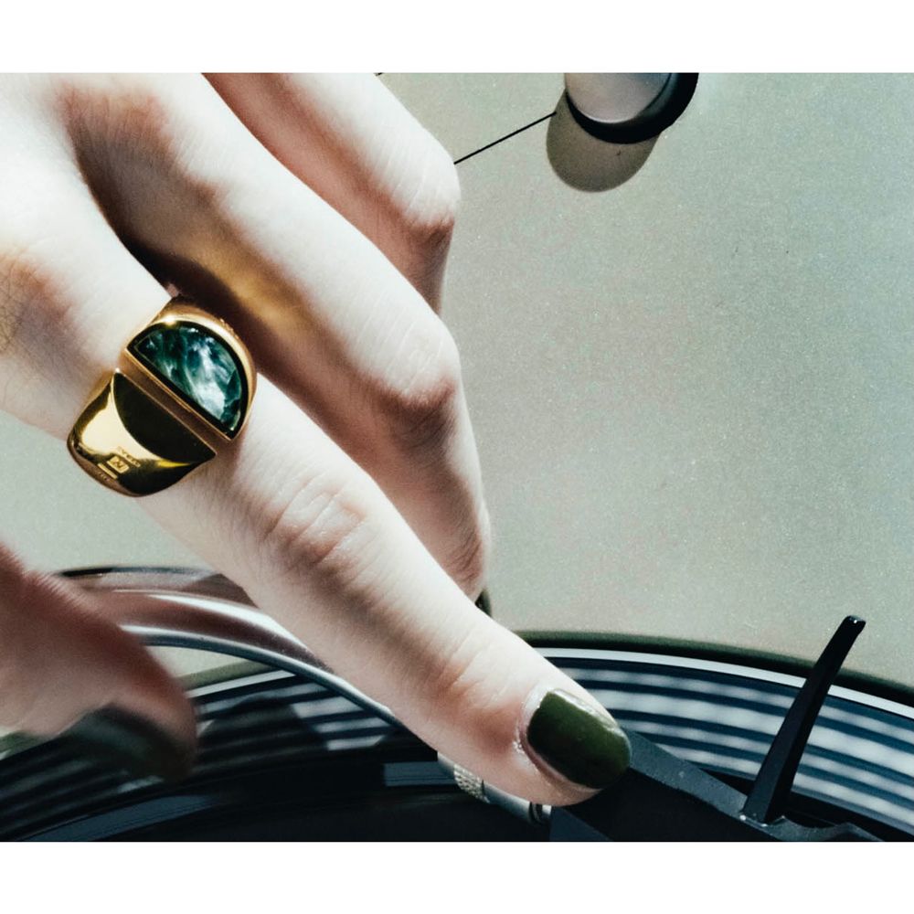 NIL DUE / NIL UN TOKYO - SPLIT CARVED SEAL RING / GOLD SERAPHINITE | ADDICT  WEB SHOP