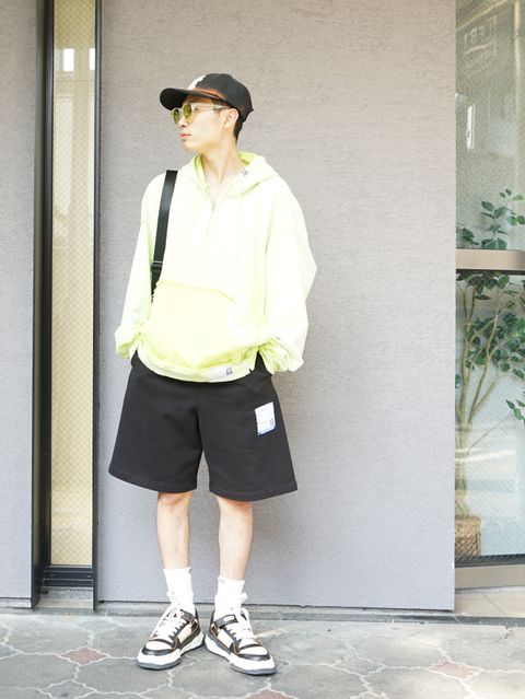 ネオン×ブラックのコントラスト、ミハラの都会派コーデ