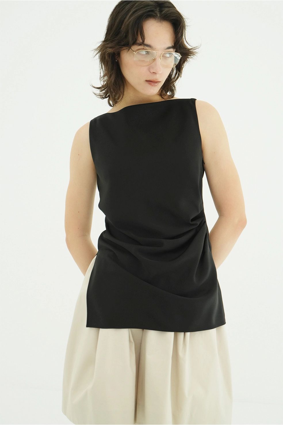 サテンドレープトップス - SATIN DRAPE TOPS (BLACK)