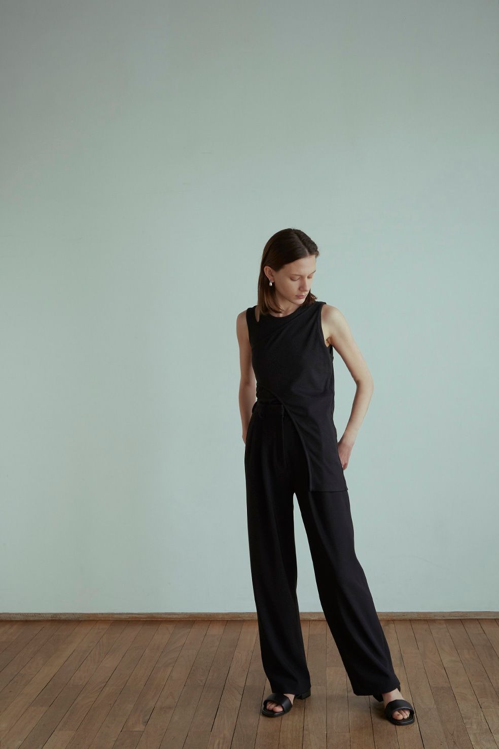 RIB STRIPE TUCK PANTS - BLACK