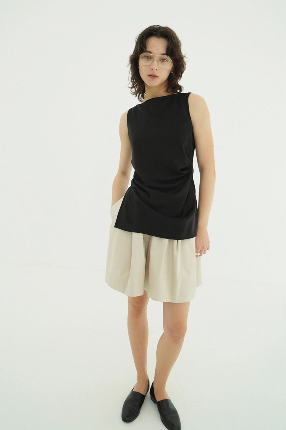 サテンドレープトップス - SATIN DRAPE TOPS (BLACK)