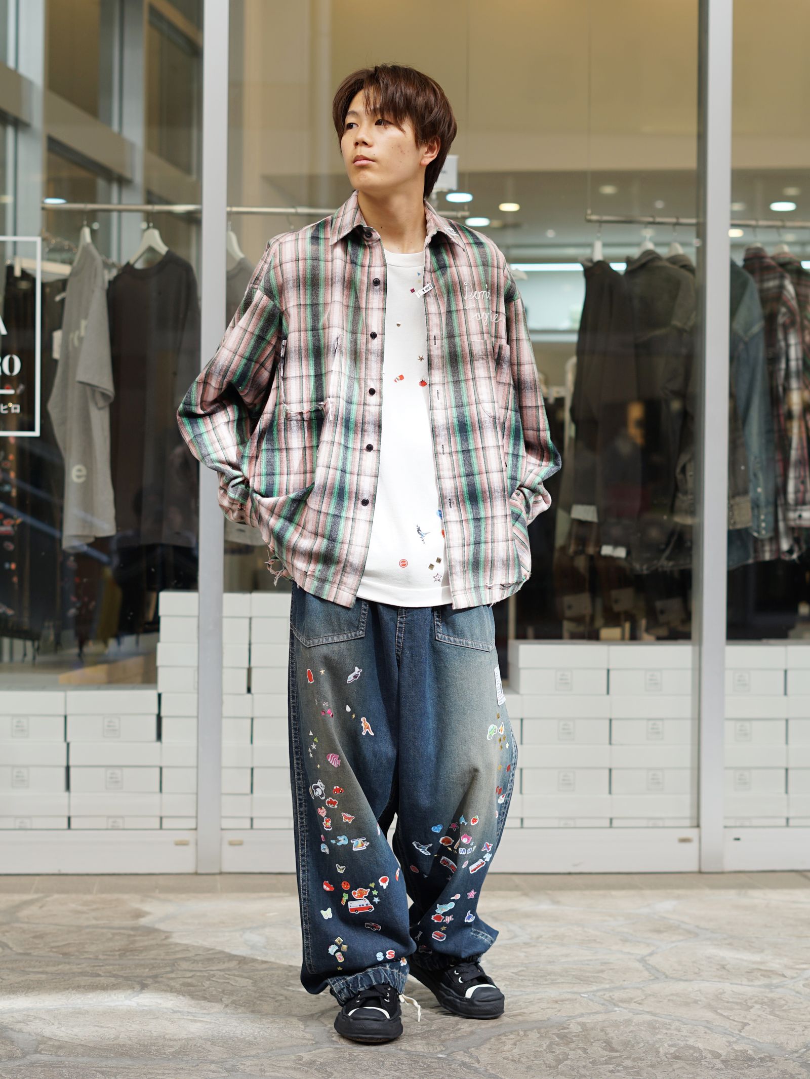 ステッカーデザインが主役のMIHARAコーデ