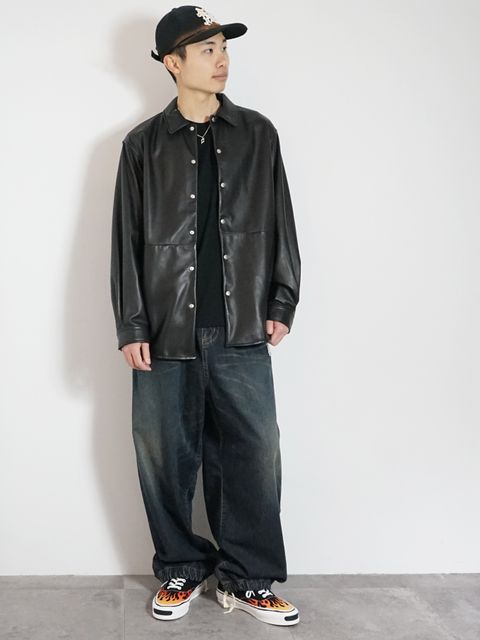 UNIVERSAL PRODUCTSのレザーシャツ×ミハラデニムの最旬スタイル
