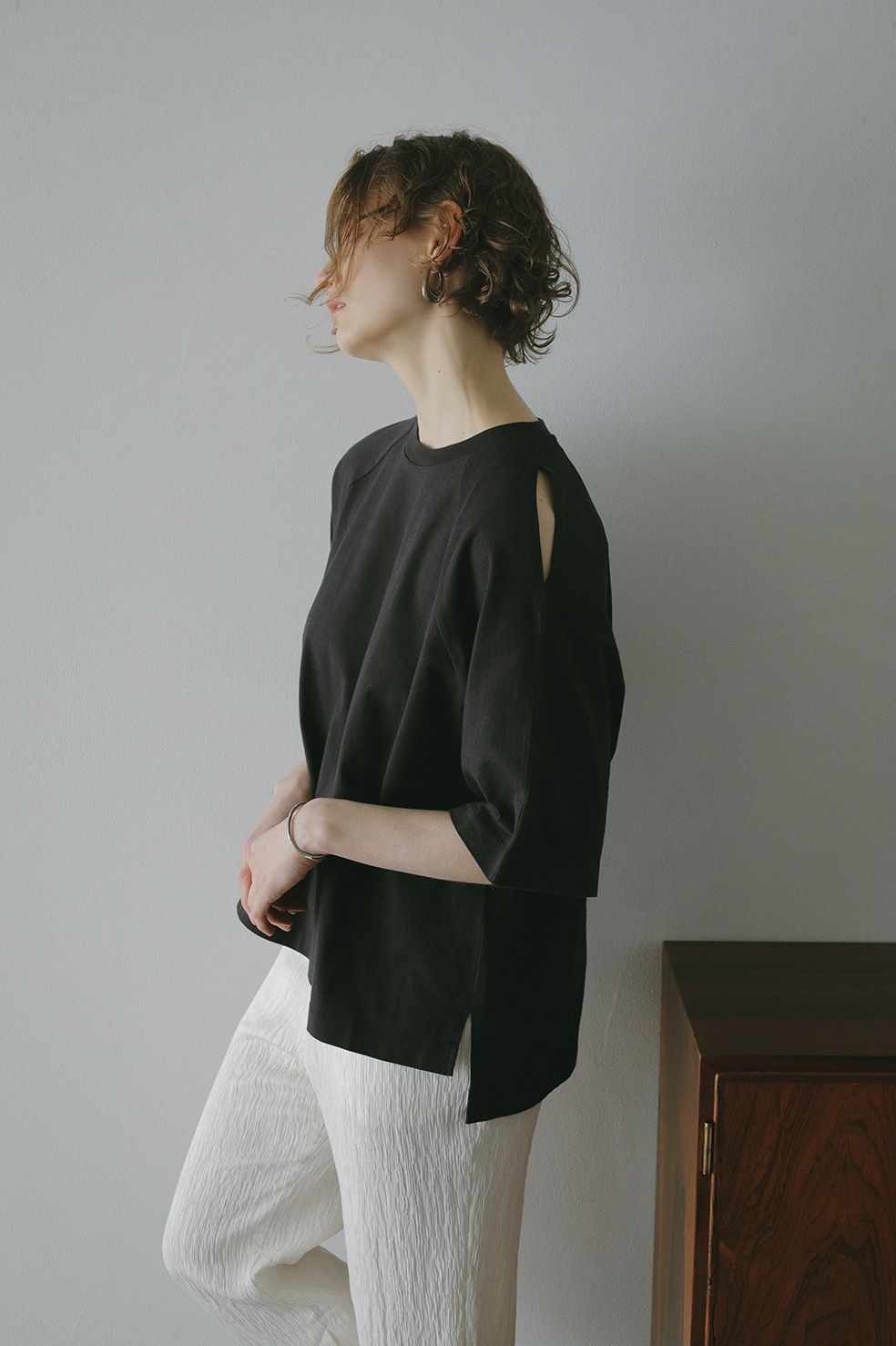ショルダー スラッシュ Tシャツ - SLEEVE SLASH PULL TOPS - CHARCOAL GREY