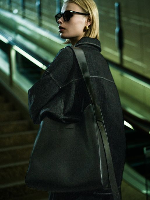 レザートートバッグ - CURVED LEATHER TOTE BAG / BLACK