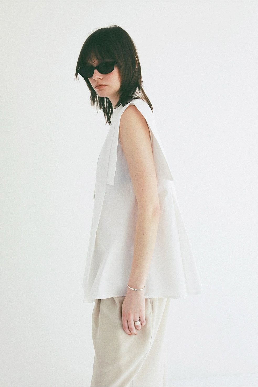 パネルプリーツ スクエアスリーブシャツ - PANELL PLEAT SQUARE SLEEVE SHIRTS (WHITE)