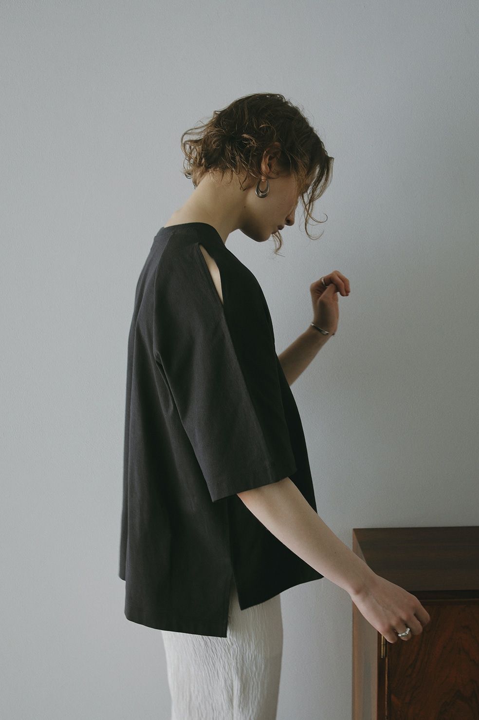 ショルダー スラッシュ Tシャツ - SLEEVE SLASH PULL TOPS - CHARCOAL GREY