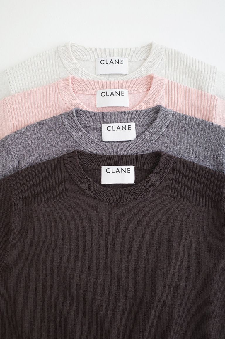 CLANEのロングセラー「ベーシックコンパクトニット」｜毎シーズン揃えたくなる定番ニット