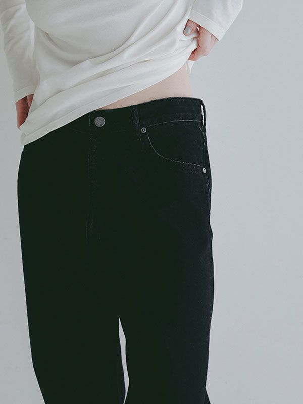 ハイライズストレートデニム (ブラック）