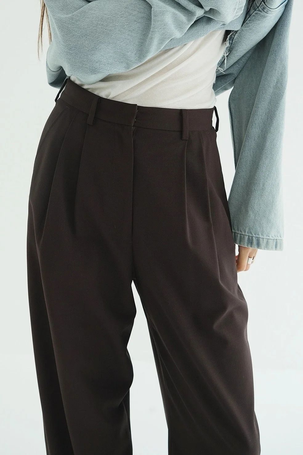 【25AW】 ベーシックタックパンツ -  BASIC TUCK PANTS (BROWN)
